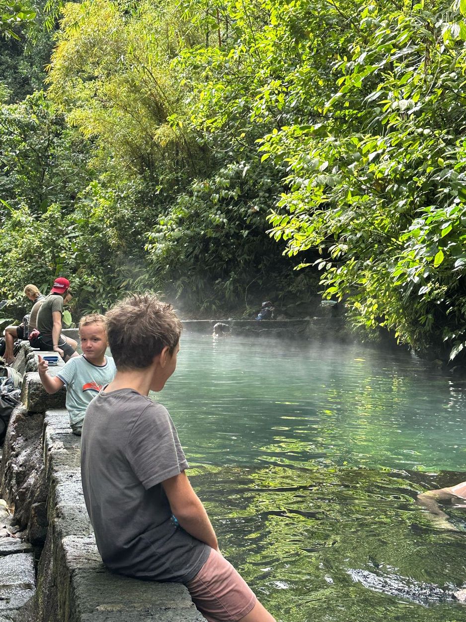 Kinder in den Gelben Bädern in Guadeloupe Kinder in den Gelben Bädern von Saint-Claude