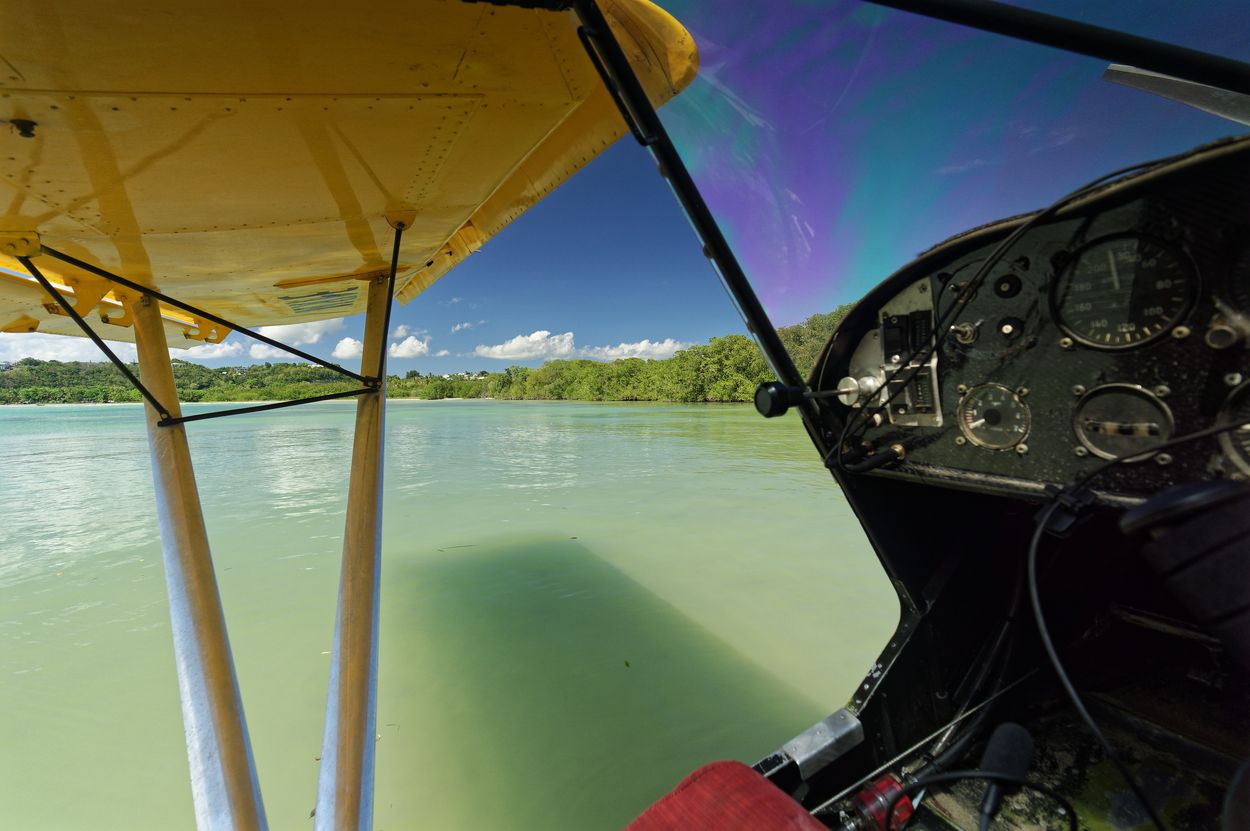 der Blick auf die Lagune vom Wasserflugzeug aus die Lagune vor der Wasserflugzeugbasis