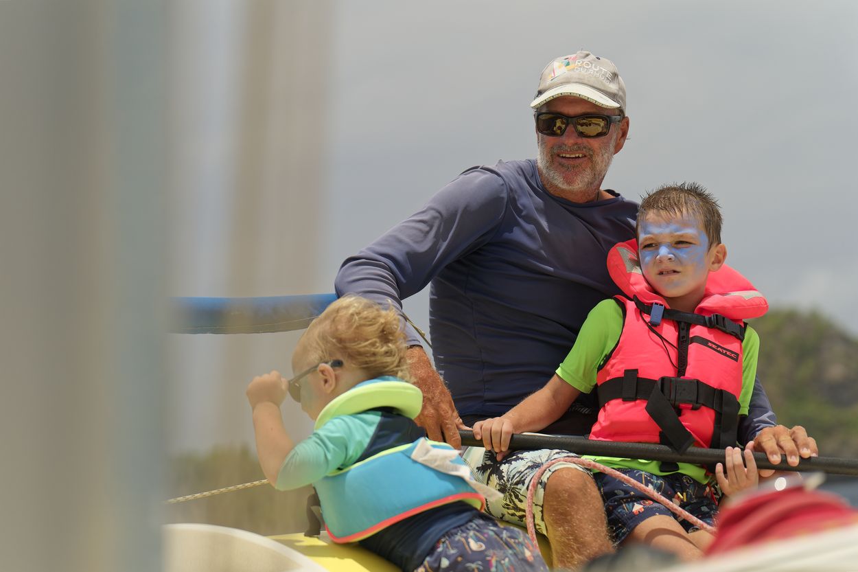 Louis und Arnaud Terre-de-Bas Arnaud und Louis segeln in Les Saintes