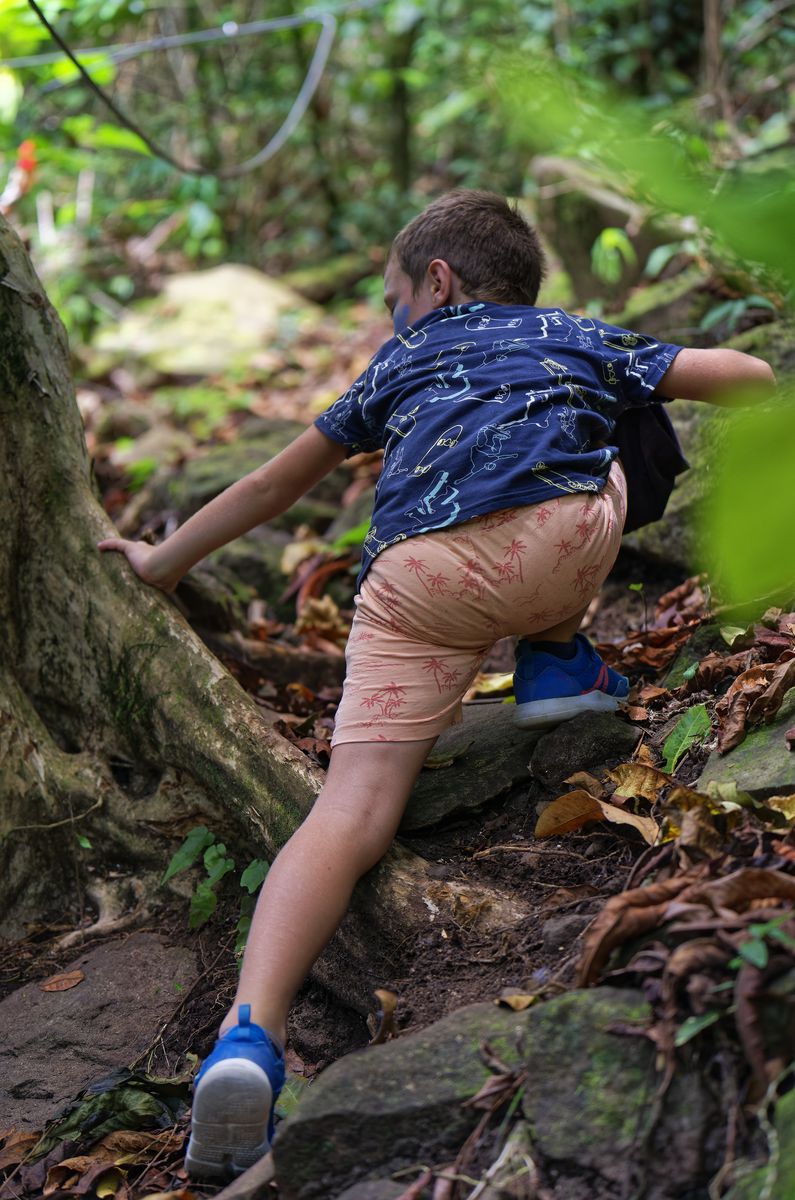 Louis im Parc de la Source Louis wandert im Park