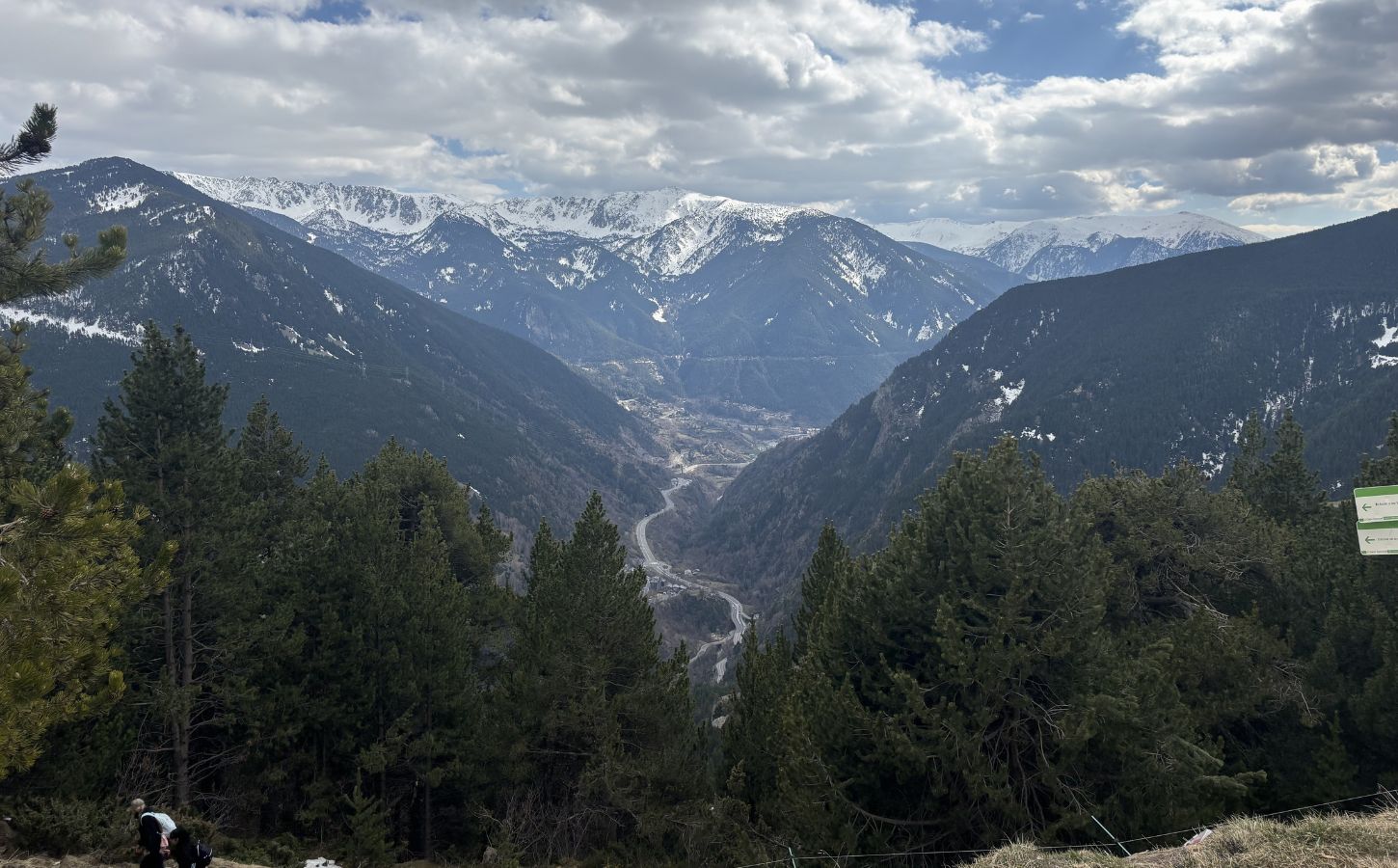 Aussichtspunkt Roc del Quer Panorama der Berge