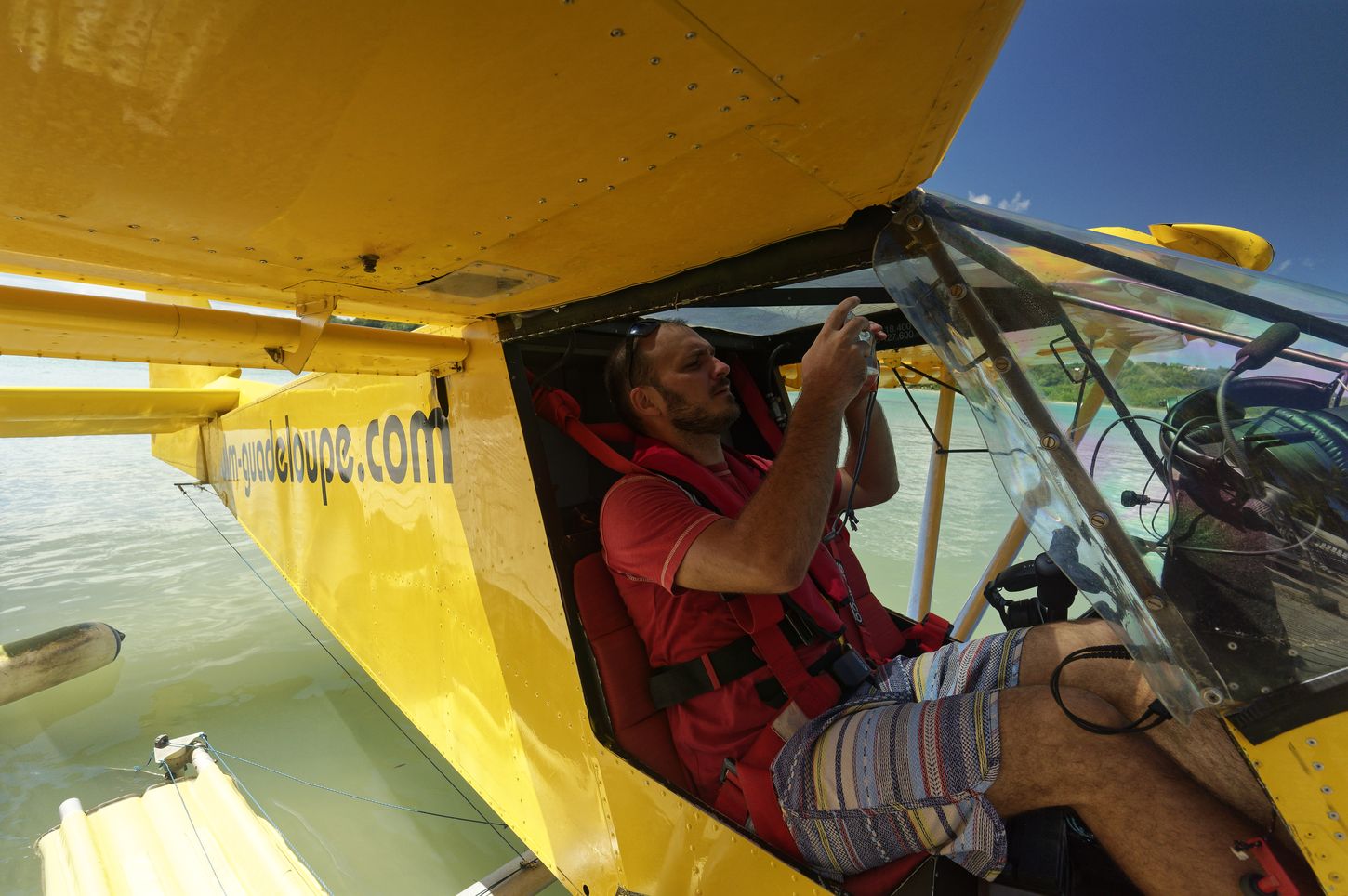 Ich im Flugzeug Beide Füße draußen im Wasserflugzeug