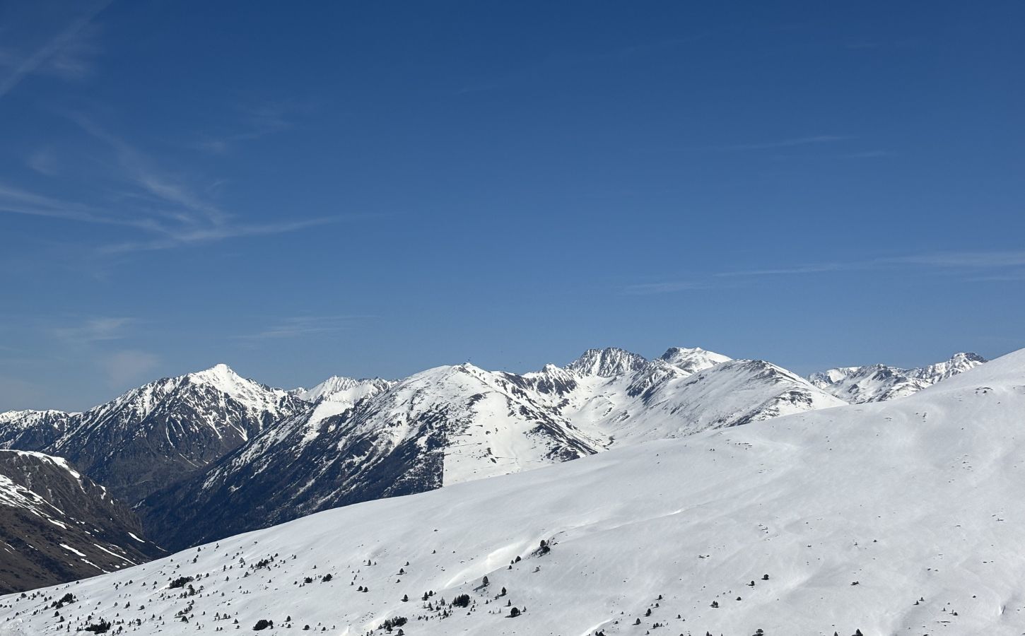 Berge rund um Pas de la Casa Hafen von Envalira