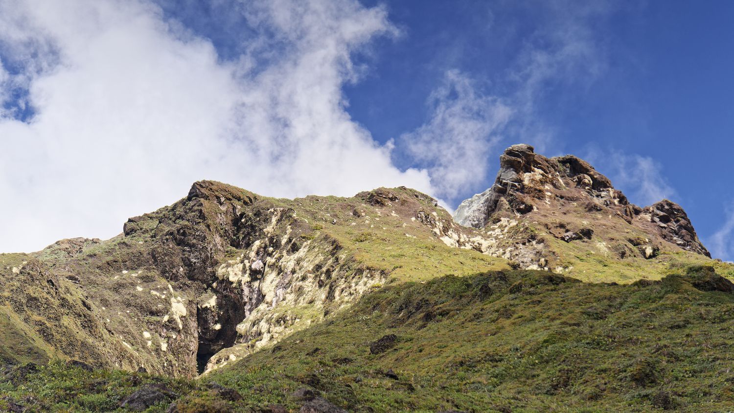 Landschaften und Fumarolen in La Soufrière Soufrière-Gipfel