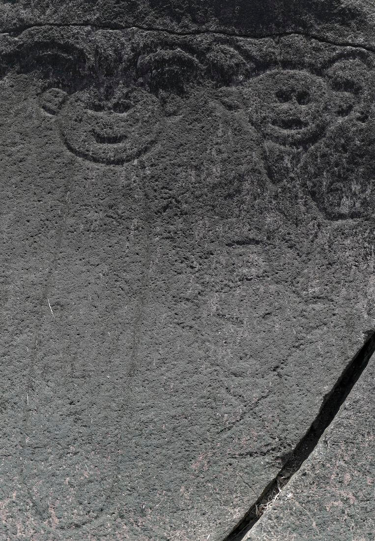 Petroglyphe im Park Hieroglyphe im Parc des Roches Gravées in Guadeloupe