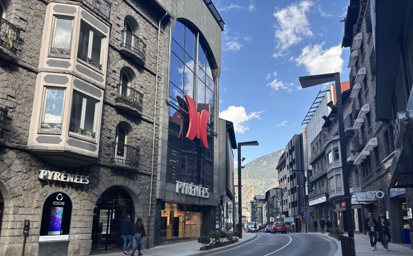 Einkaufsstraße in Andorra la Vella Avinguda Meritxell