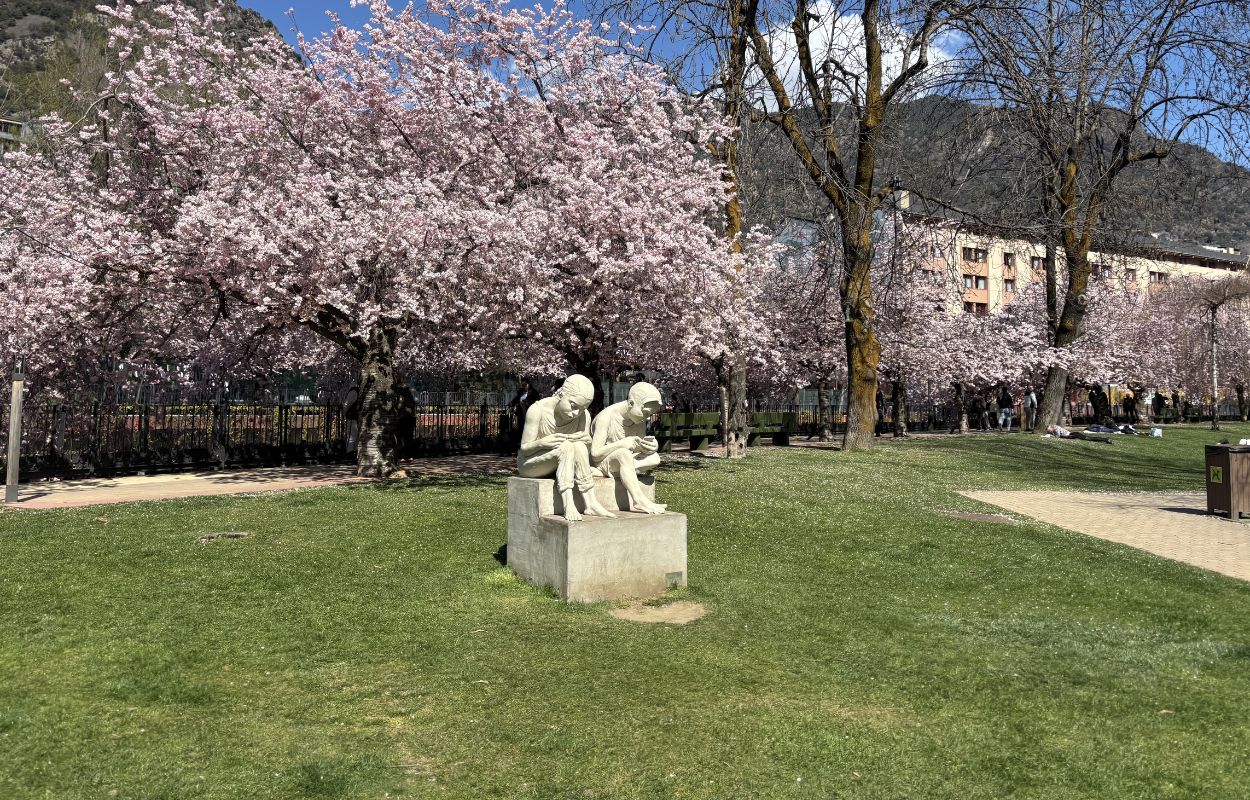 Skulptur im Park von Andorra la Vella Kirschbäume Wasser Central Park