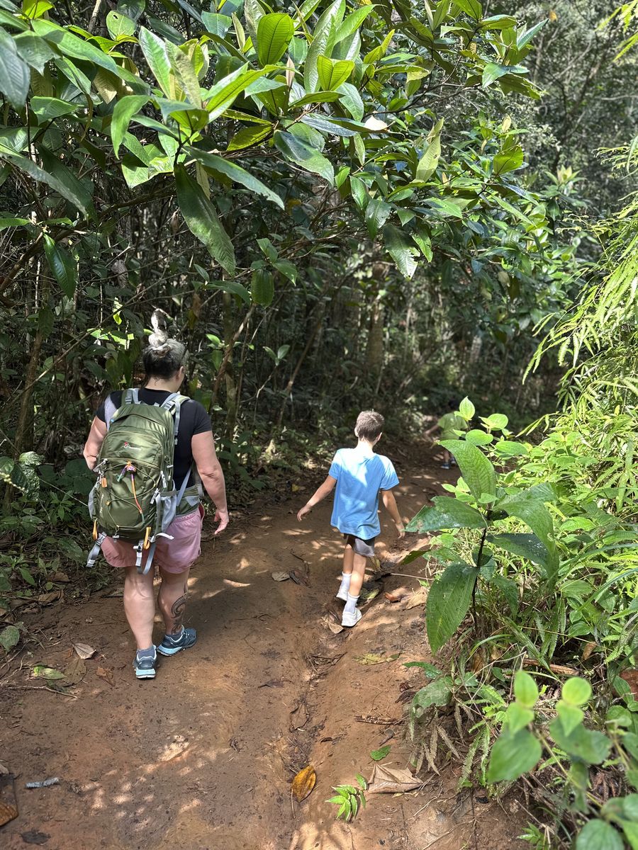 Wanderweg zum Bis-Wasserfall Melanie und Louis am Bis-Wasserfall