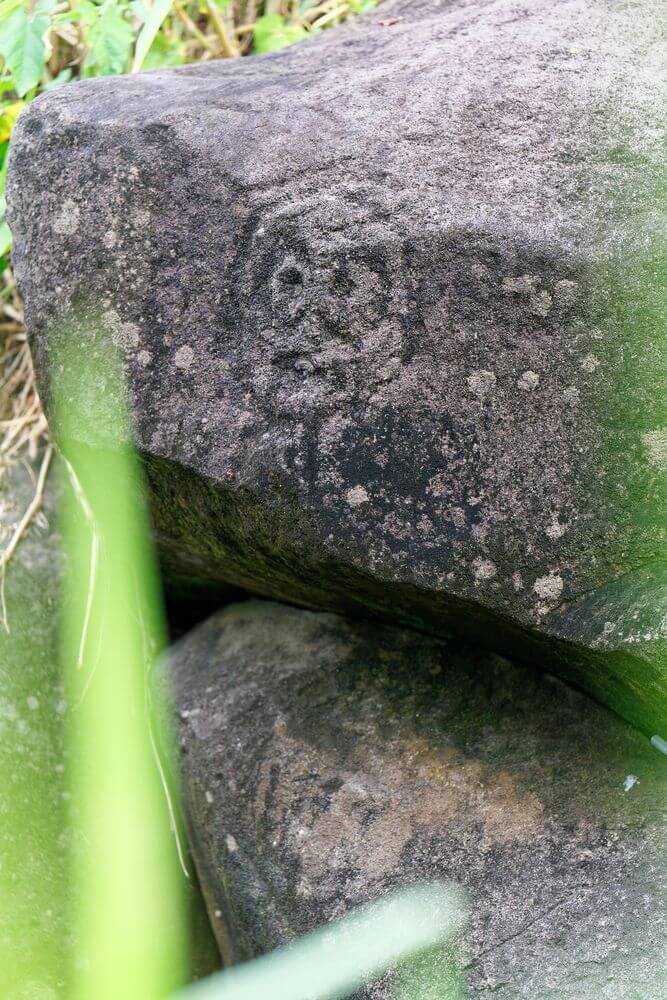 Petroglyphen am Grande-Pointe-Pfad Grande-Pointe-Pfad, sich windender Weg