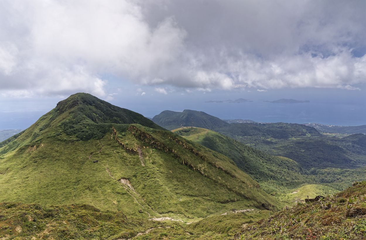 Gipfel und Vulkan Blick auf den Soufrière-Pfad