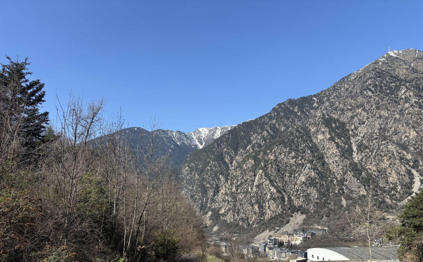 Wunderschöne Berge in Andorra Berge rund um die Hauptstadt Andorras