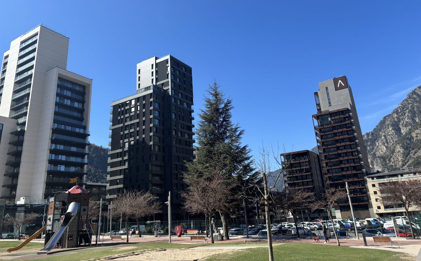 Stadt in Andorra im Sommer im Sommer nach Andorra kommen