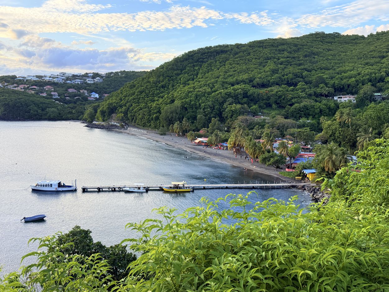 Blick von oben auf den Strand von Malendure Blick auf Malendure vom Garten von Les Ilet