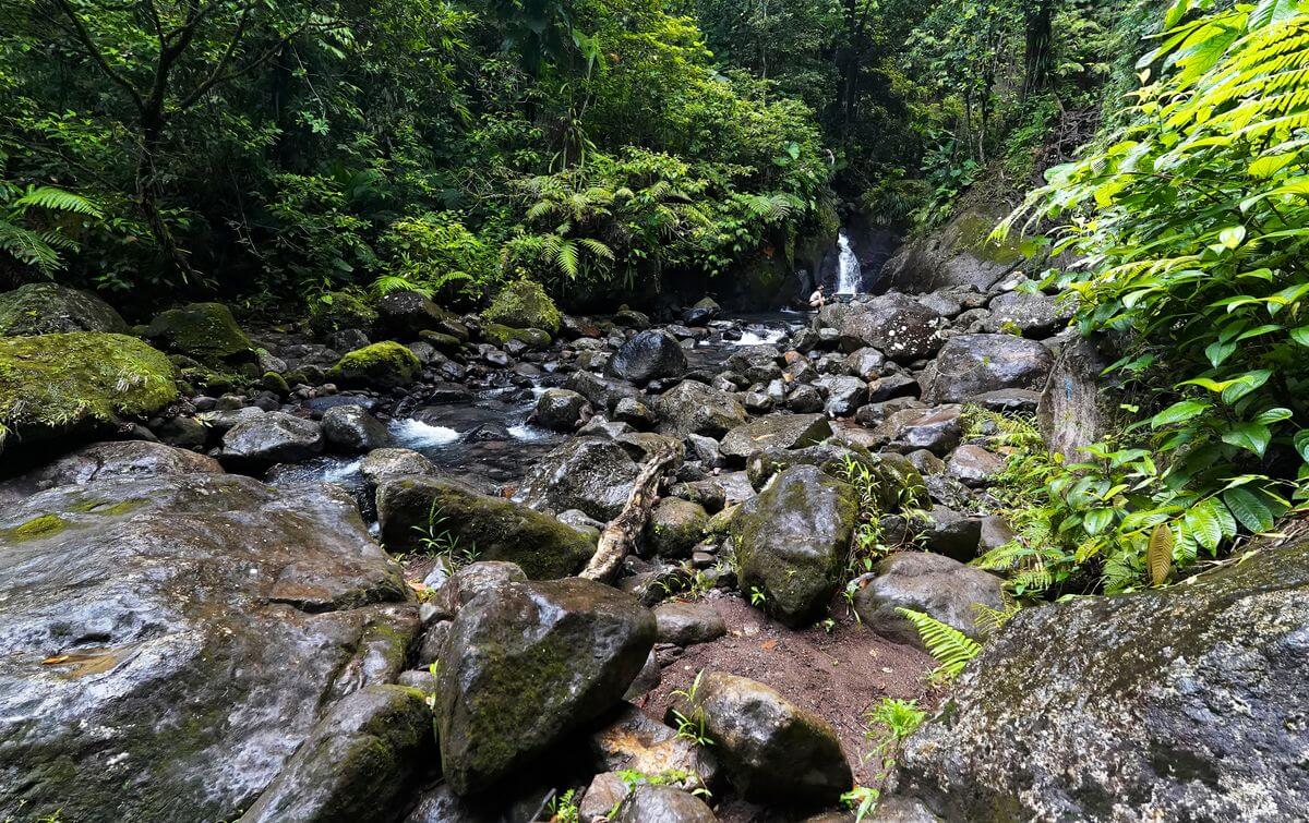 Blick auf das blaue Becken und den Wasserfall am Ziel Blick auf das blaue Becken am Ziel