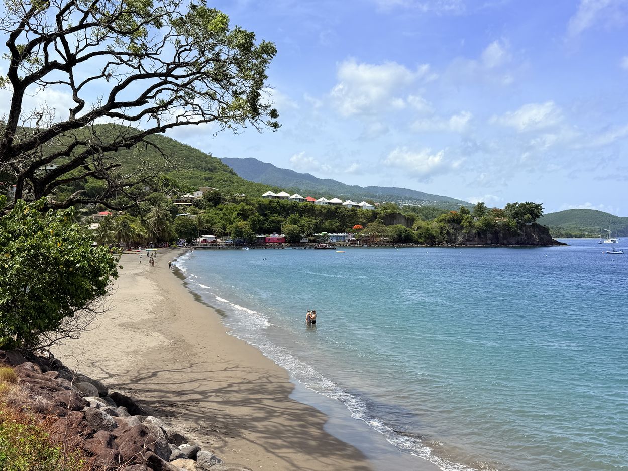 Blick auf den Strand von Malendure grauer Sandstrand von Malendure