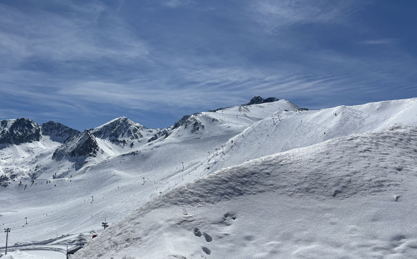 décor féérique en hiver andorre montagnes enneigées