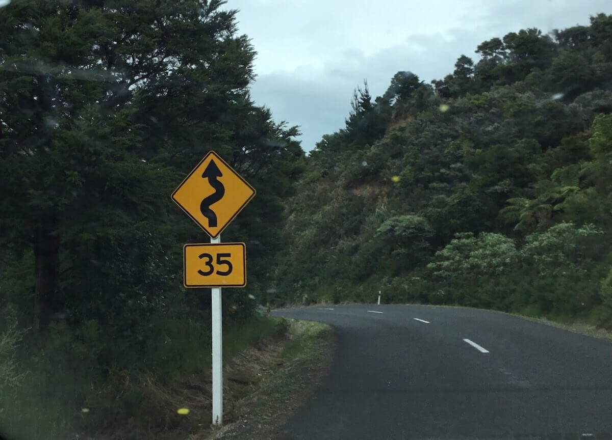 señal en la carretera en Nueva Zelanda carretera en Nueva Zelanda