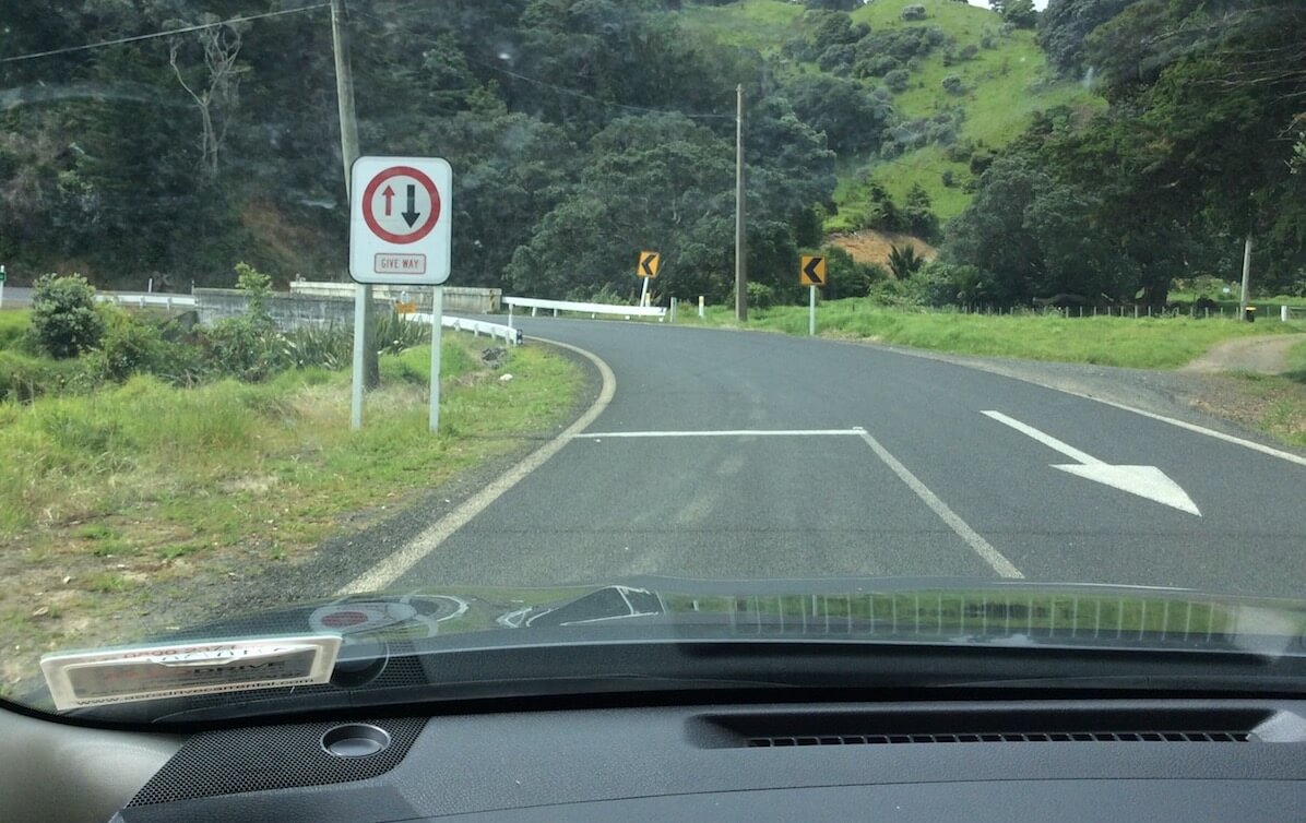 puente de un solo sentido en Nueva Zelanda peligroso puente de un solo carril en Nueva Zelanda