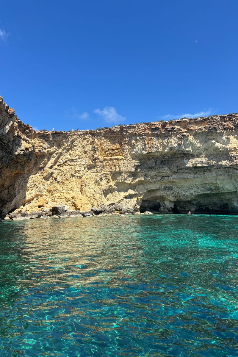 Laguna de Cristal en Malta nadar en la laguna de cristal