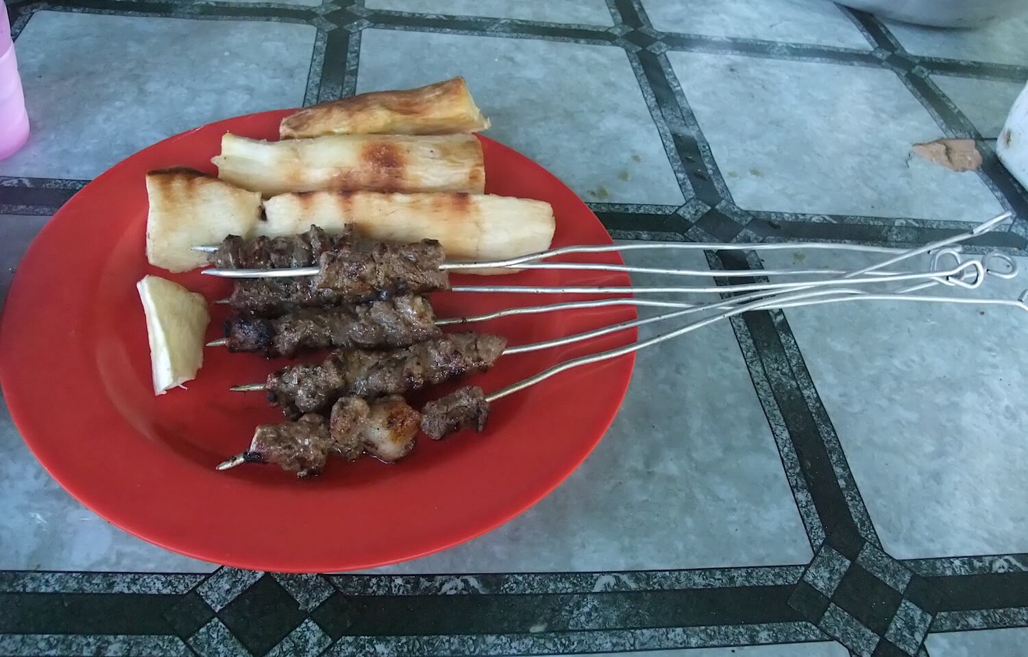 comiendo brochettis en la isla de Mayotte algo de comida en la isla de Mayotte