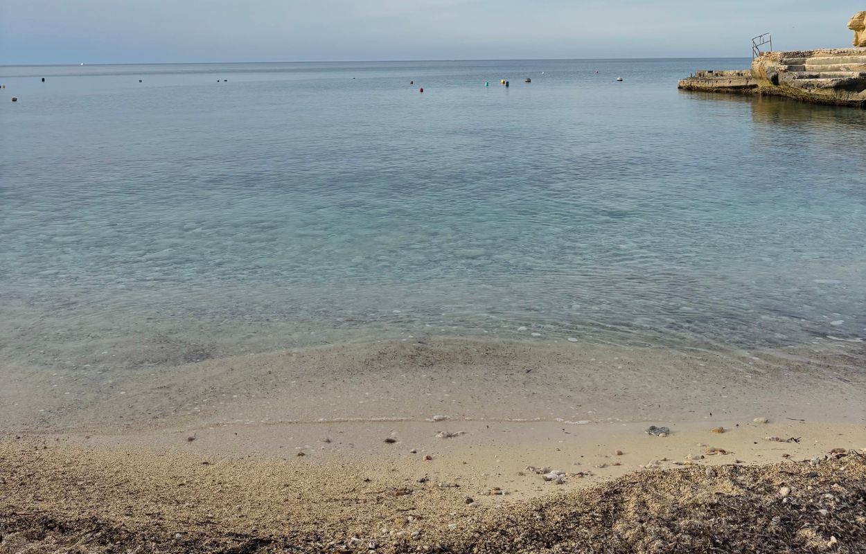 Playa local de Dahlet Qorrot en Malta Dahlet Qorrot en Malta