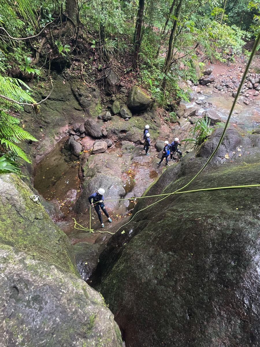Descenso en el río caliente escalada en plena naturaleza en Guadalupe