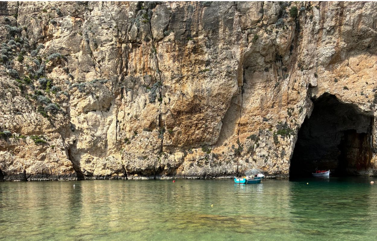 Bahía de Dwejra en Gozo mar interior de la bahía de Dwejra en Gozo