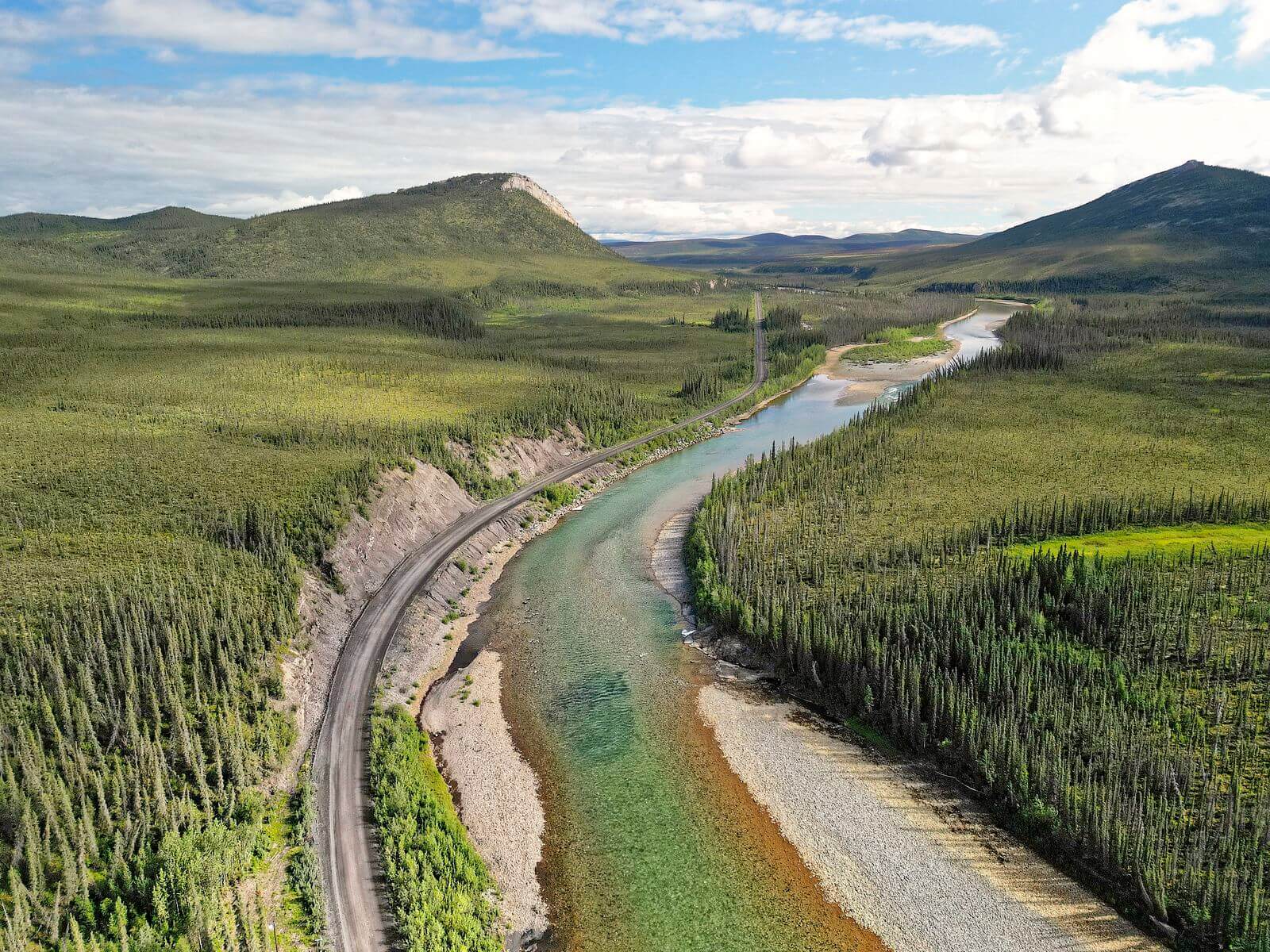 Río en la carretera Dempster diversidad de paisajes en la carretera Dempster