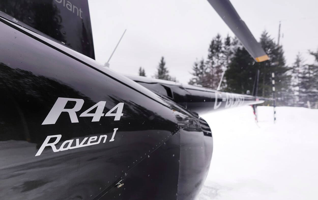 Helicóptero de cuatro plazas prueba un vuelo en helicóptero en los Laurentinos, en Canadá