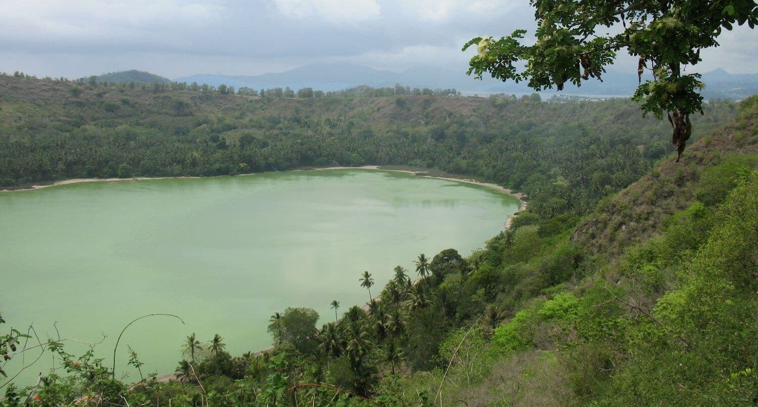senderismo en el lago Dziani senderismo alrededor del lago Dziani