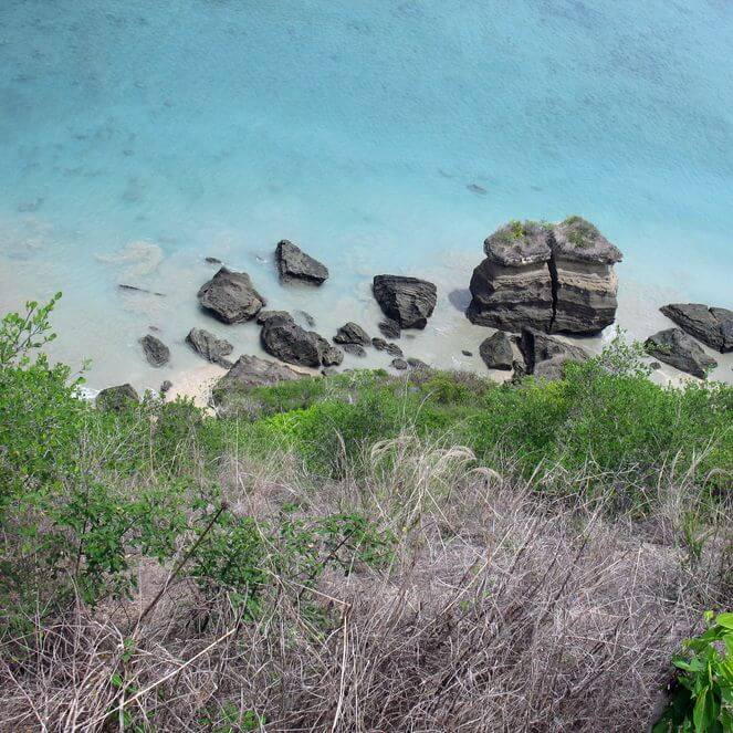 Lago Dziani - Mayotte rocas en el lago Dziani