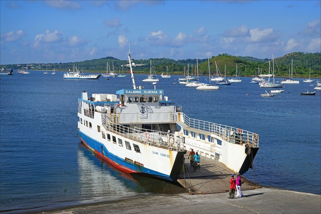 barco para ir a Petite Terre y al lago Dziani lago Dziani y barco hacia Petite Terre