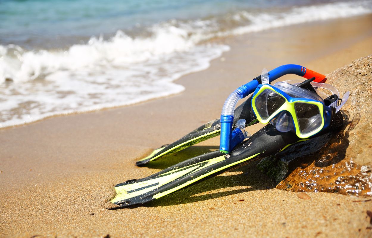 Equipo de snorkel máscara y aletas de snorkel en Gozo