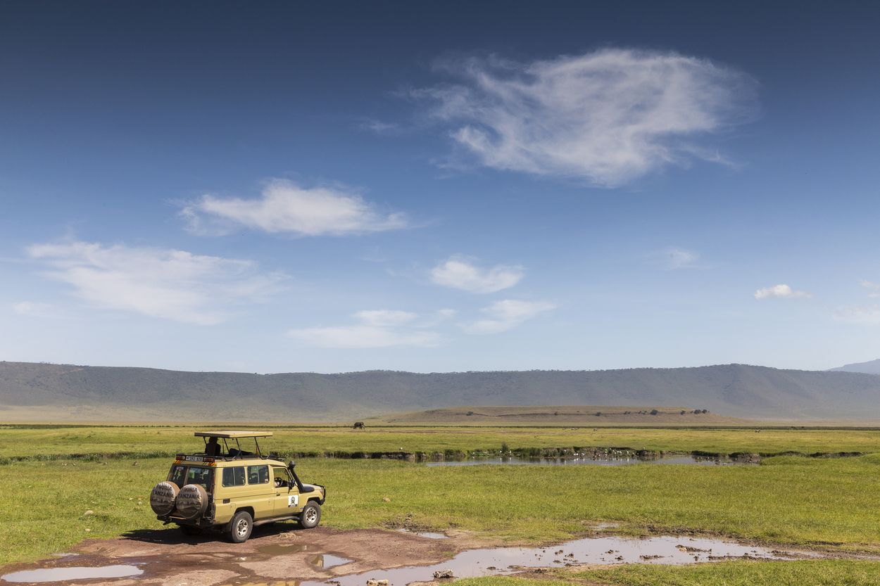 nuestro coche en el cráter del Ngorongoro vista del Ngorongoro