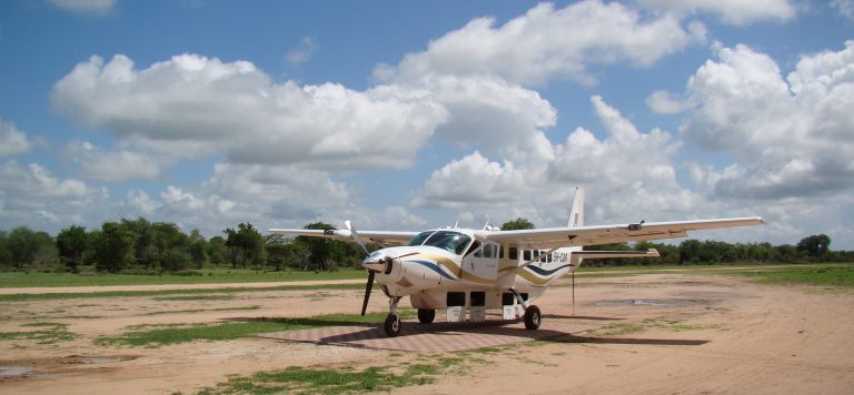 nuestro avión para el safari en el lago Manyara haciendo un safari en Tanzania en el lago Manyara