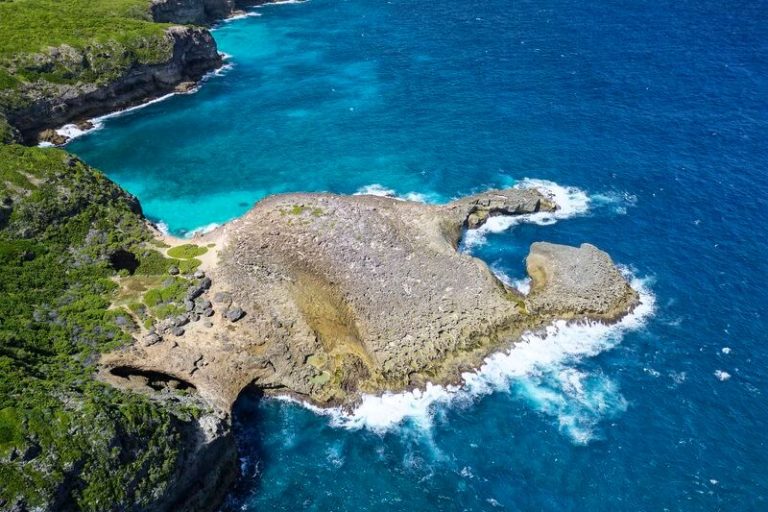 Trou du souffleur en Guadalupe Trou du souffleur en Guadalupe, Anse Bertrand