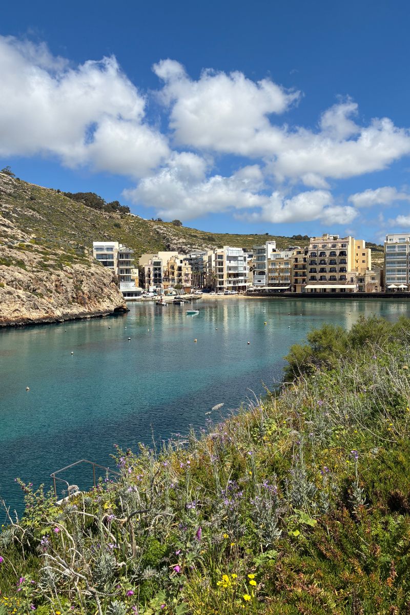 Bahía de Xlendi en quad Bahía de Xlendi, Malta (Gozo), en quad