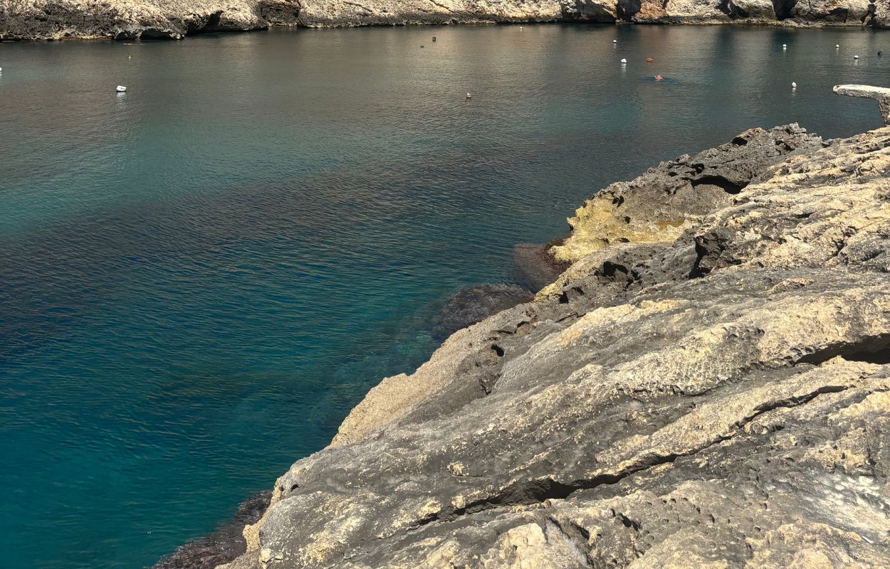 actividad de snorkel en Gozo snorkel en la bahía de Xlendi