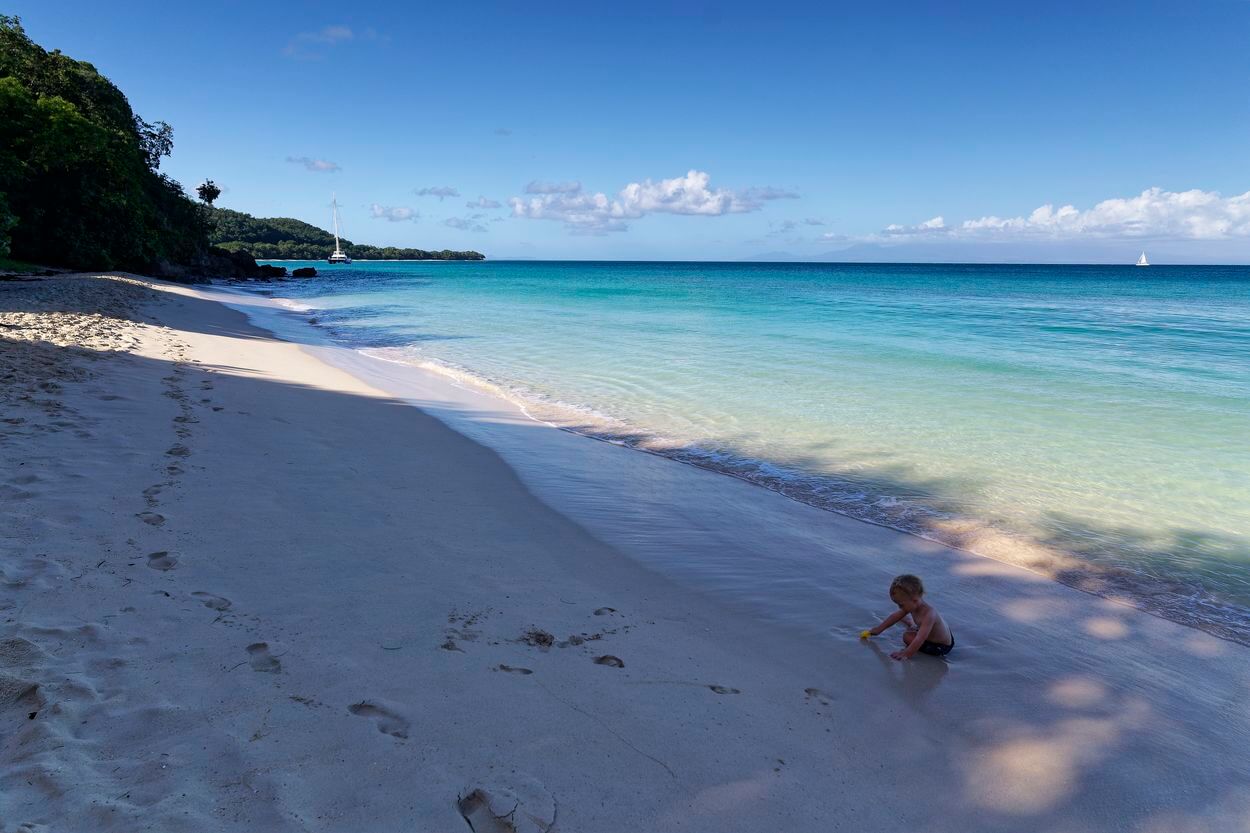 Anse Canot en Marie-Galante niño en la playa de Marie-Galante