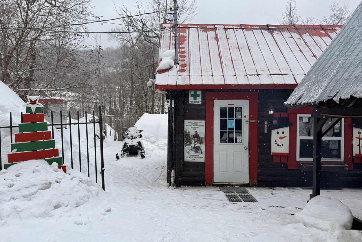 llegada al sitio para la moto de nieve cabaña a la llegada para los conductores de motos de nieve