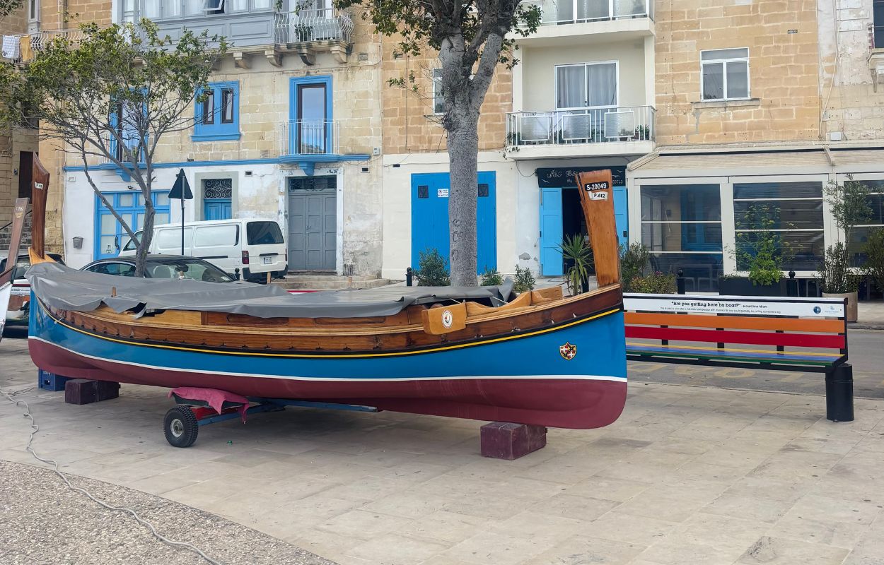 barco tradicional maltés cruzó La Valeta y las Tres Ciudades
