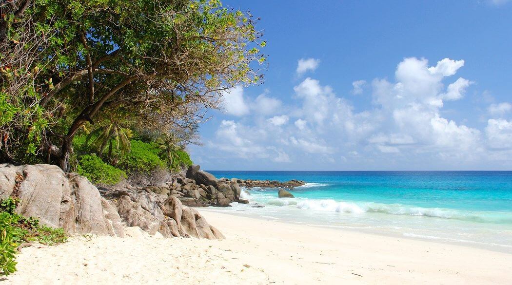 hermosa playa de Mahé en las Seychelles playa en la isla de Mahé