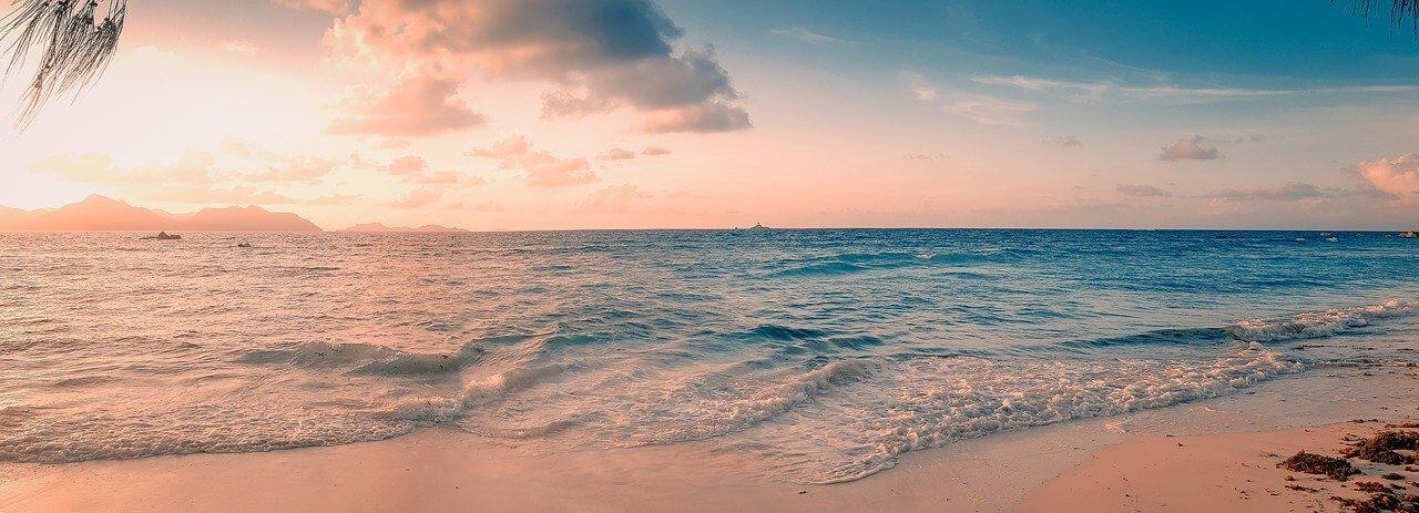 una bebida cerca de la laguna en la isla de Mahé atardecer en la isla de Mahé, Seychelles