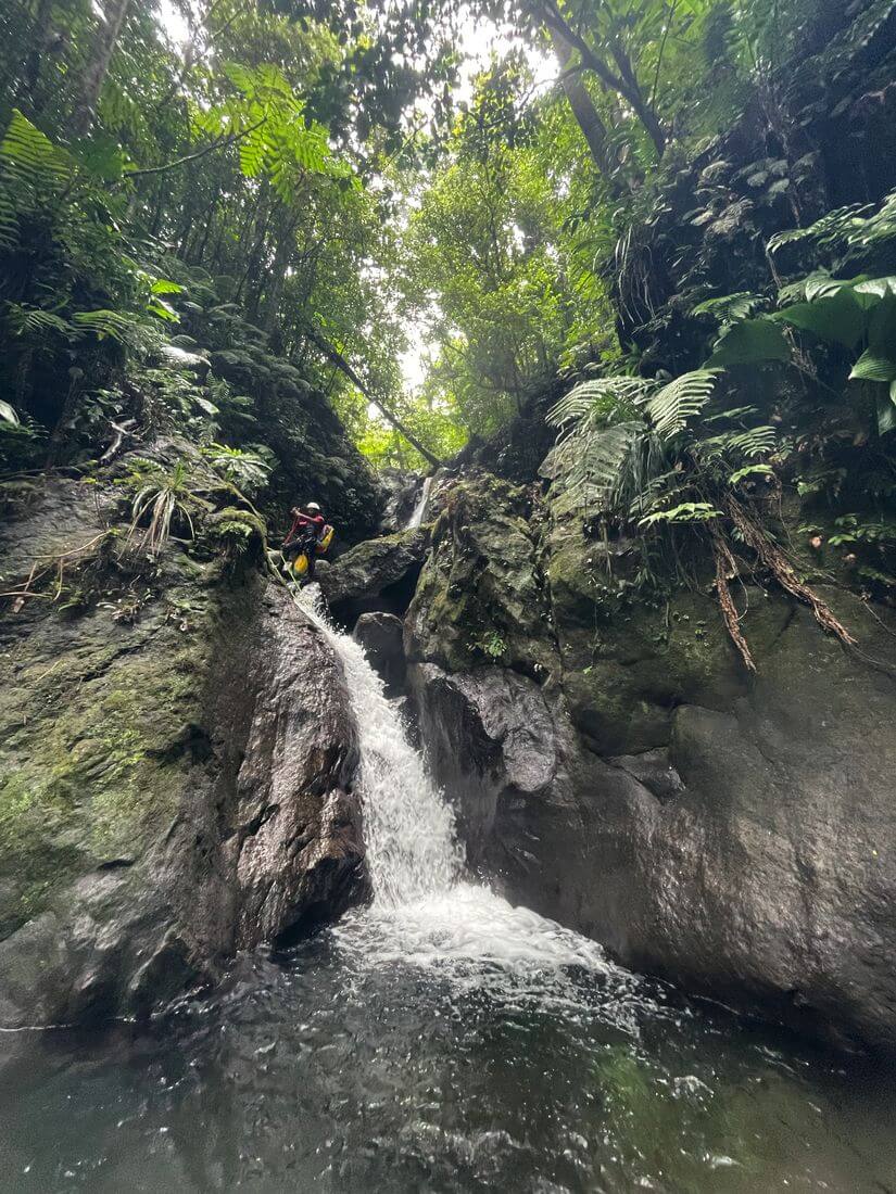 barranquismo en cascada Salto en barranquismo
