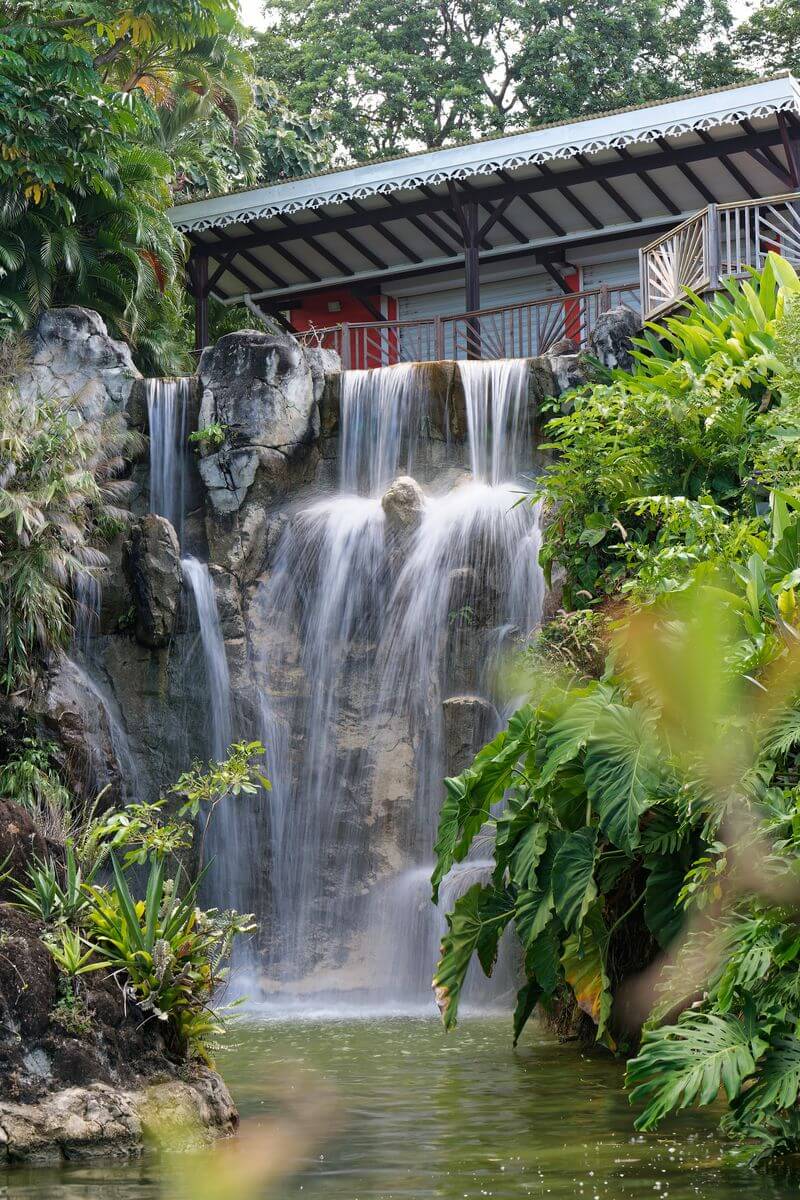 cascada del jardín de Deshaies cascada en el jardín de Deshaies
