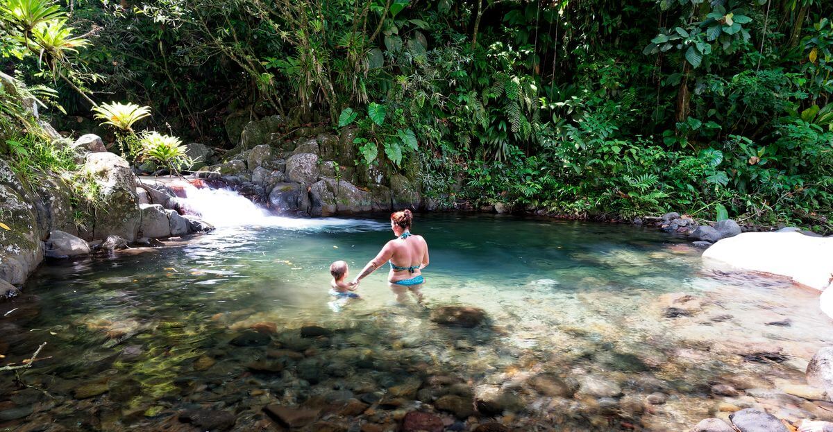 nuestra familia en la primera poza nadando en la primera poza de la Cascade du Paradis