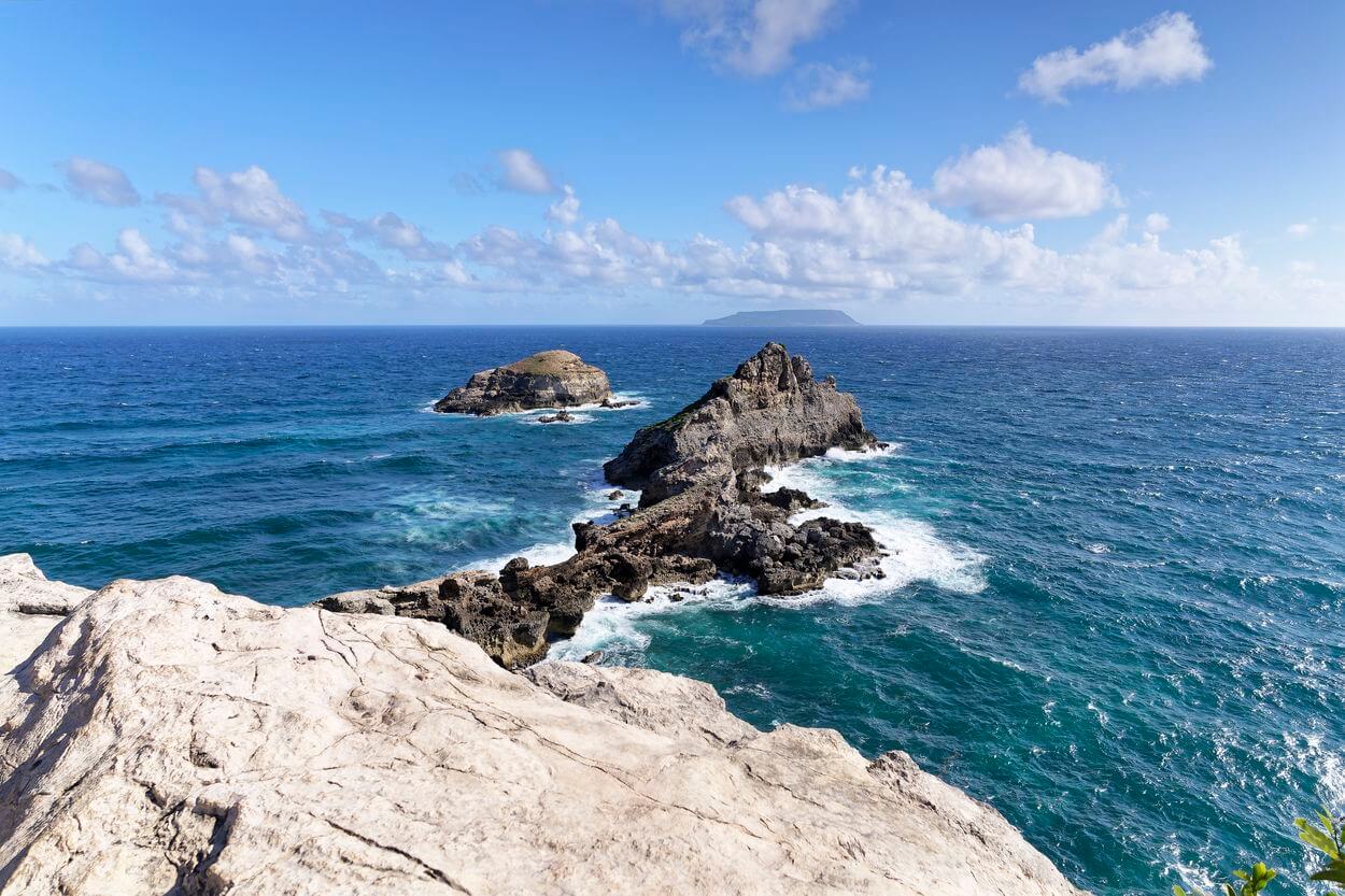 cruz en la cima de la Pointe des Chateaux vista hacia La Désirade desde Pointe des Chateaux