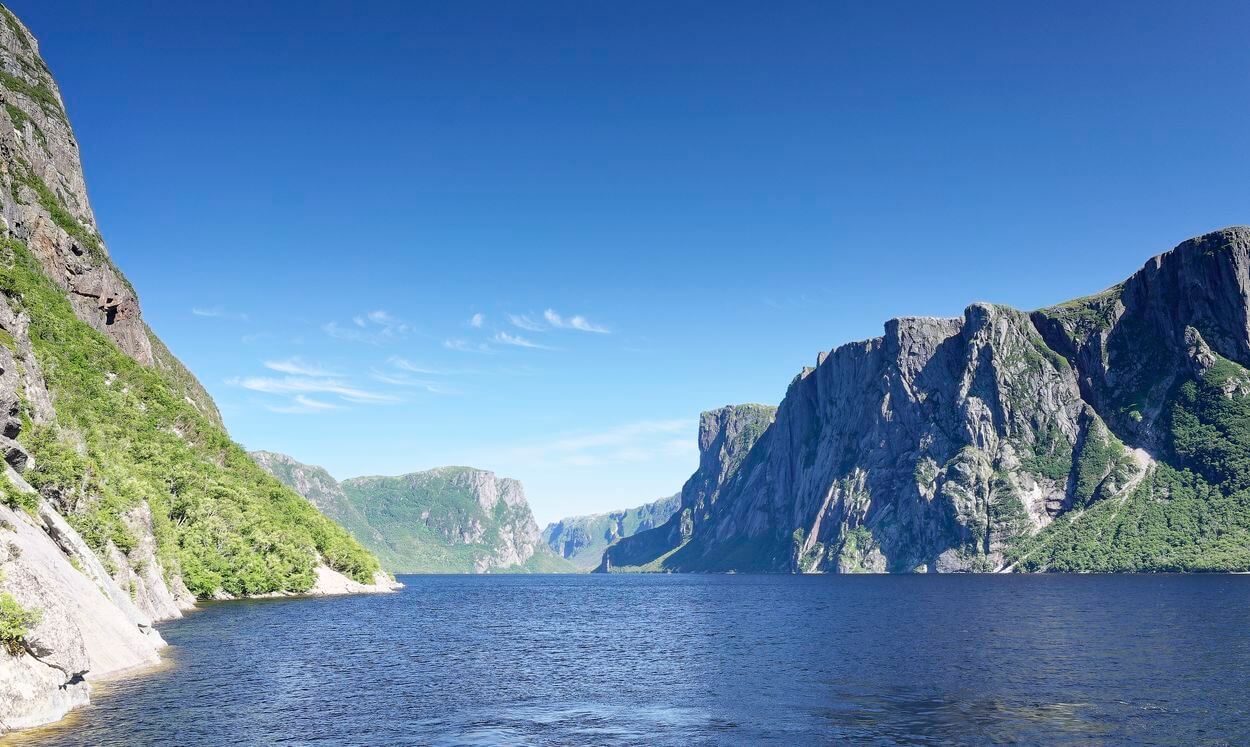 en el fiordo de Gros Morne paseo en barco por Gros Morne