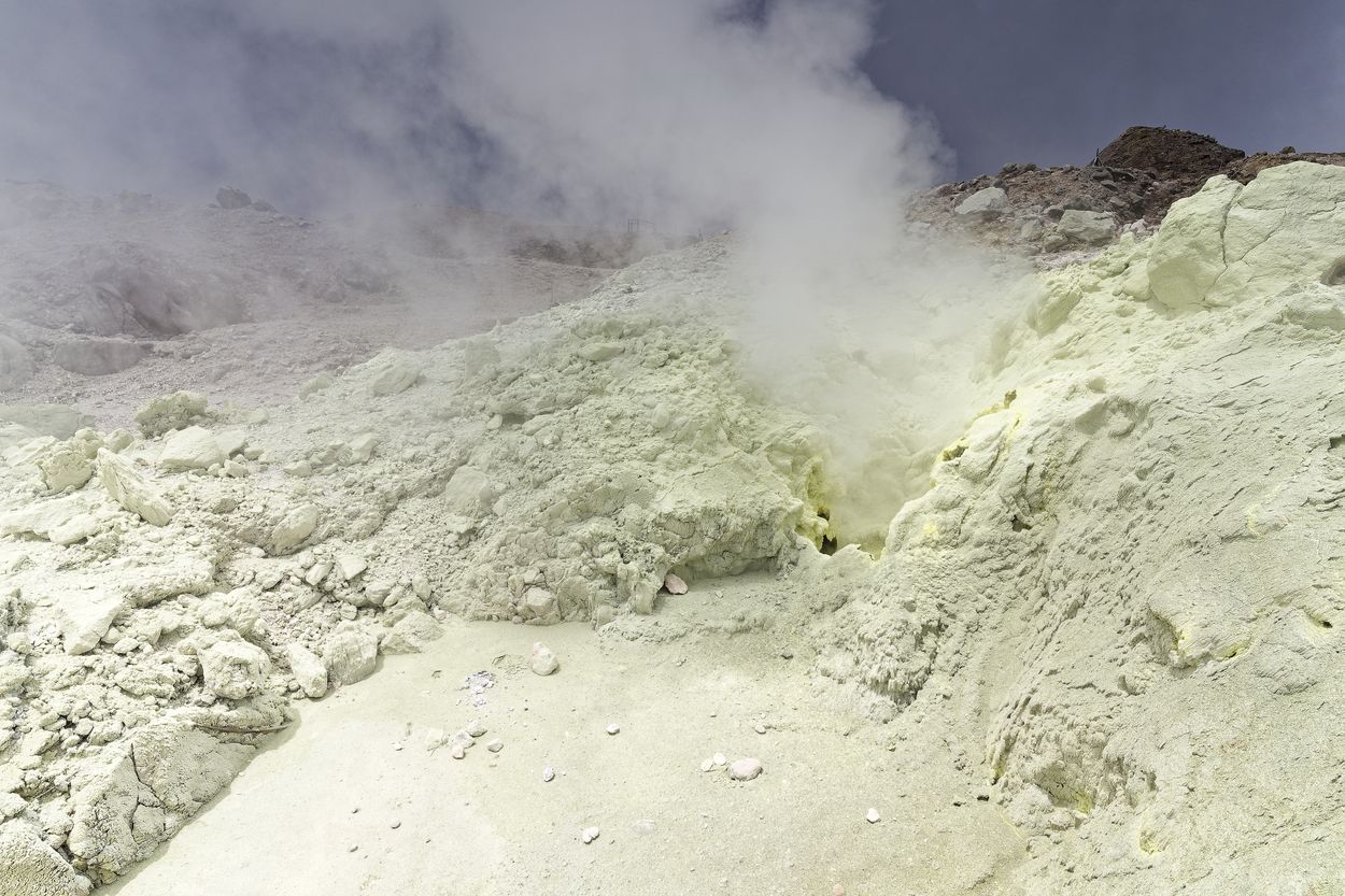 depósitos de azufre del volcán fumarolas soufrière