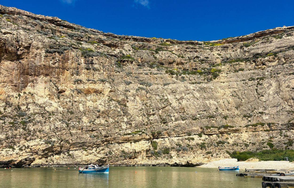 bahía de Dwejra en Gozo en quad paseo en quad en la bahía de Dwejra